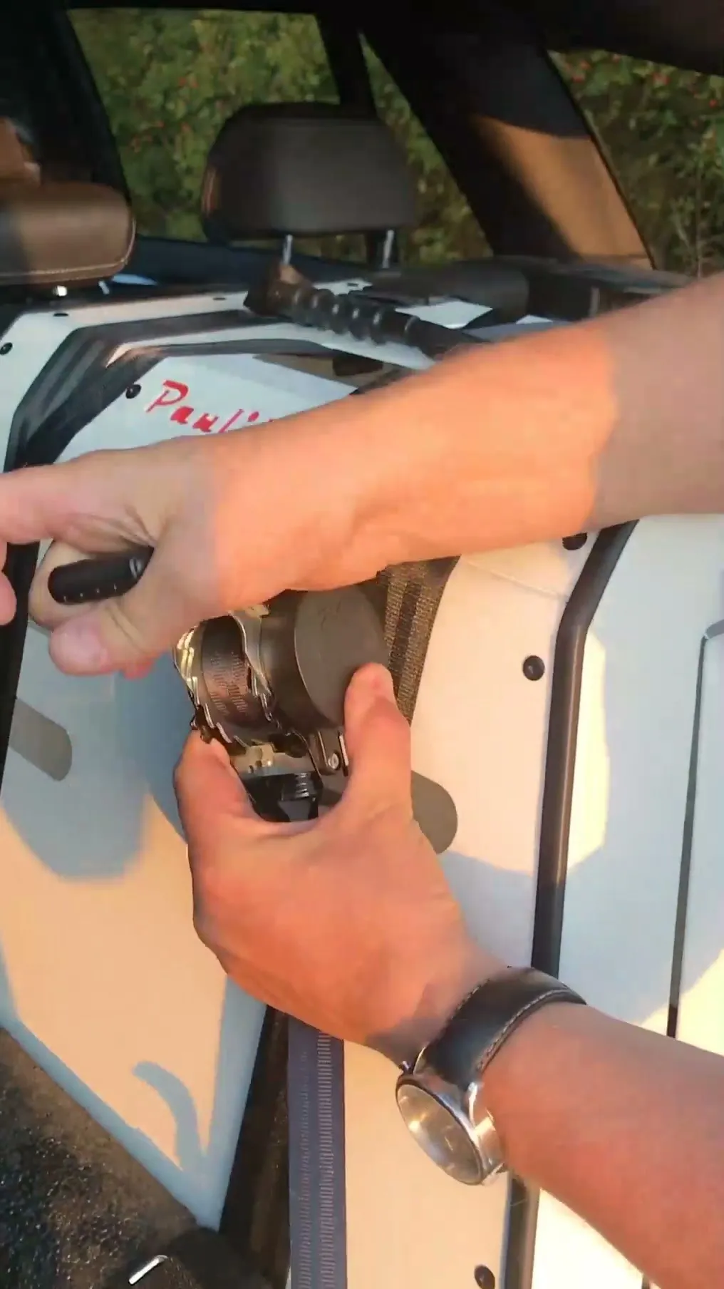 Paulibox mit Kofferraumspannset im Auto fixiert — Video