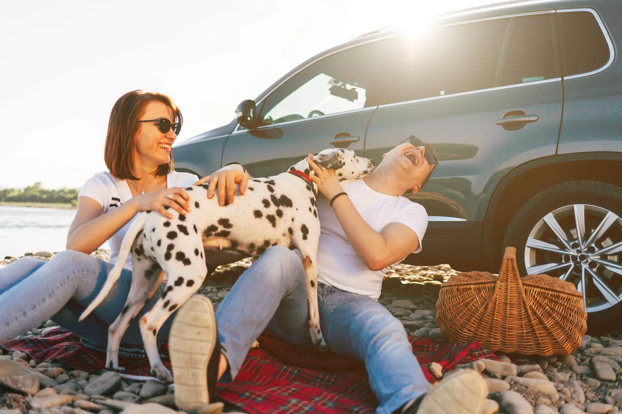 Familie mit Hund am Auto — symbolisch für die Idee hinter der Paulibox