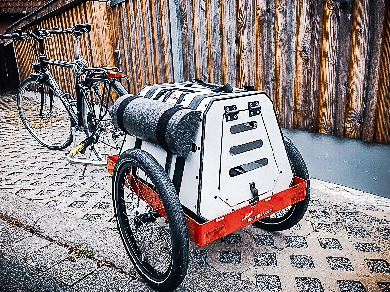 Fahrrad mit hinterher.com-Anhänger und Paulibox — sicher unterwegs beim Radeln