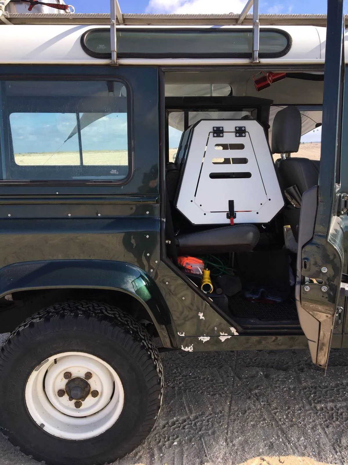 Paulibox in einem Land Rover Defender am Strand