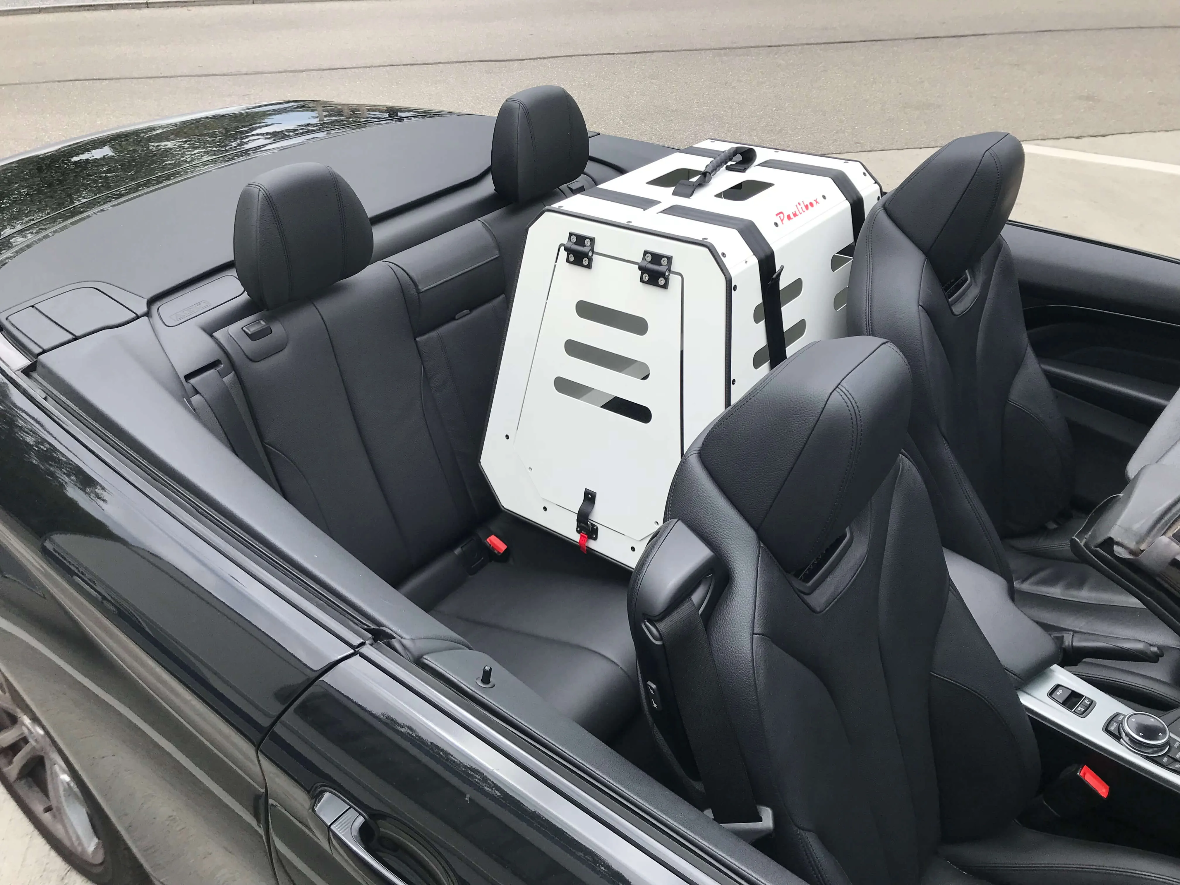 Paulibox von oben in einem BMW-Cabrio